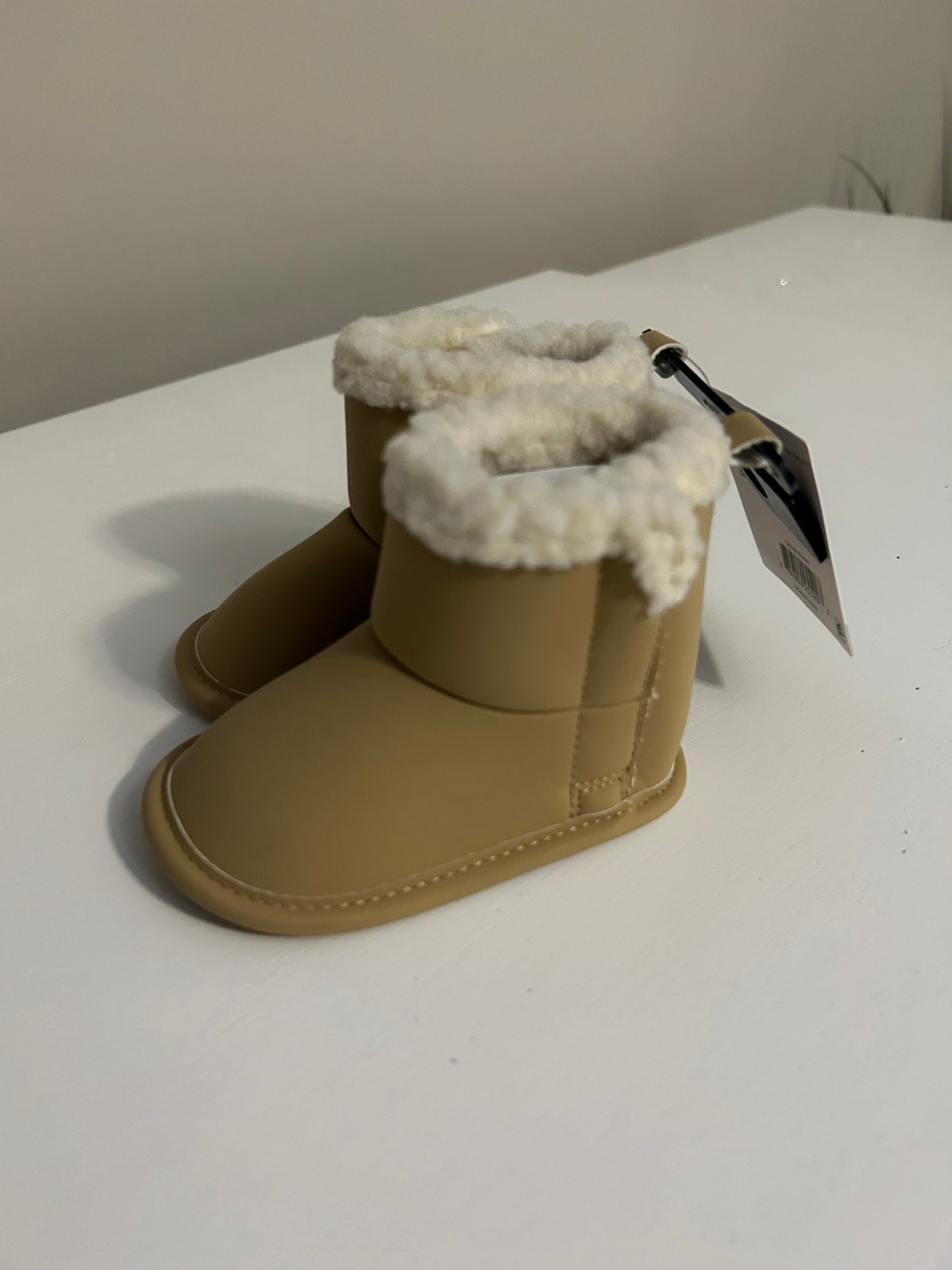 Infant girl brown fur boots