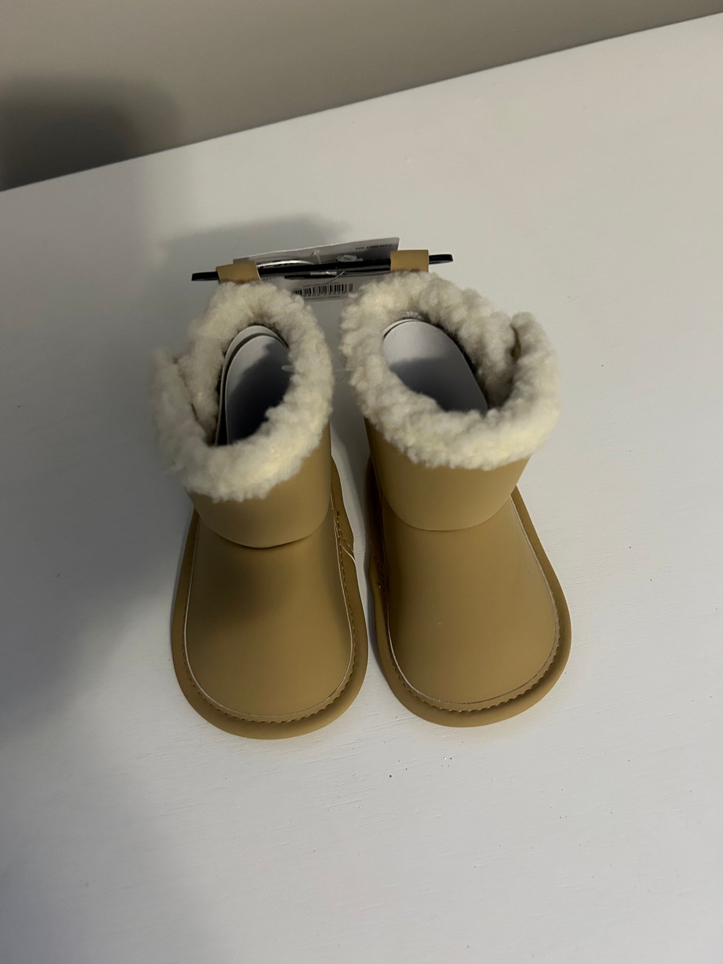 Infant girl brown fur boots